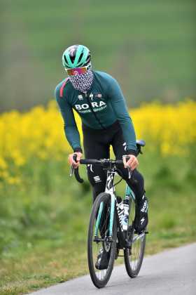 Los ciclistas en el mundo empezaron a entrenar al aire libre, Maciej Bodnar es uno de ellos. 