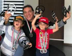 Además de entrenar, Julián Jaramillo aprovecha el tiempo en su casa para disfrutar con sus dos hijos, su motor para las carreras