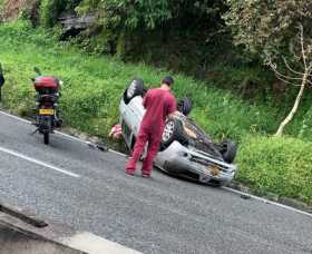 Un lesionado en volcamiento de vehículo en La Estampilla