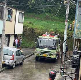 Efigás y Bomberos atendieron ruptura de un tubo de gas en Altos de La Cumbre