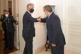 El asesor de Seguridad Nacional de la Casa Blanca, Robert C. O'Brien, saluda al presidente, Iván Duque.