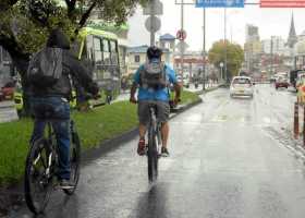 La ciclobanda es utilizada por usuarios de biciletas, patines y patinetas. 