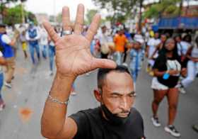 Varias personas se manifestaron por varias calles del barrio Llano Verde, lugar en el que habitaban los jóvenes asesinados, en u