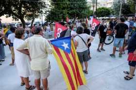 Protestas contra la visita de los reyes a Ibiza, este lunes, después de que se desvelara que don Juan Carlos está en Emiratos Ár