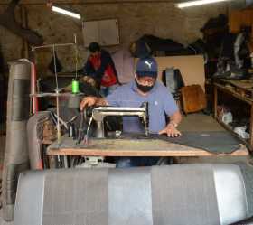 El hilo de Helí: proceso de tapicería en máquina de coser 