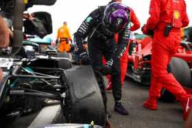 Lewis Hamilton también gana con tres ruedas