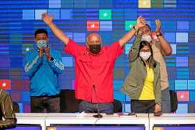 Foto | EFE | LA PATRIA El candidato chavista a la Asamblea Nacional, Diosdado Cabello, celebra junto a la vicepresidenta de Vene