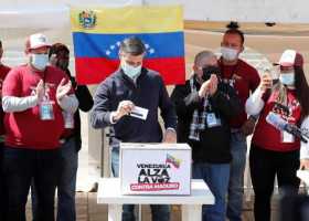 El líder opositor venezolano Leopoldo López vota para la consulta popular promovida por el presidente del Parlamento de Venezuel