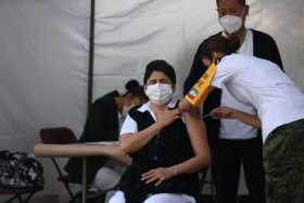 Médicos mexicanos en la fila para vacunarse: "Es una lluvia de emociones"