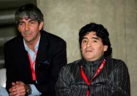 El exastro del fútbol argentino Diego Maradona (d) y el exdelantero italiano Paolo Rossi (i) ven una sesión de entrenamiento del