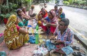 Una familia come en una calle de Bangladesh.