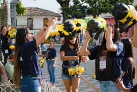 En la tarde, el grupo de logística de La Noche del Fuego instaló en el Parque de Bolívar faroles en forma de abeja.