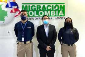 Fotografía cedida por Migración Colombia que muestra al exfiscal anticorrupción de Colombia Luis Gustavo Moreno (c) tras su depo