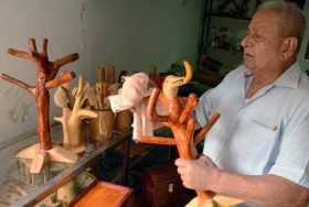 Neirano elabora artesanías con palos de café 