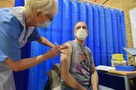 Reino Unido recomienda no vacunar a alérgicos severos tras reacción en dos personas a la inyección de Pfizer/BioNTech