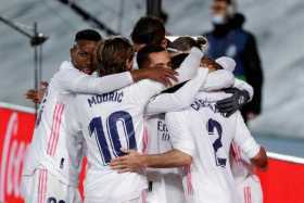 Los jugadores del Real Madrid celebran el segundo gol del equipo durante el encuentro correspondiente a la jornada 13 de primera