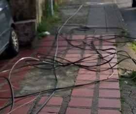 Cable desprendido en el barrio Minitas. 