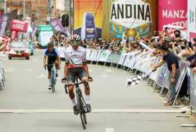 Llegada de Adrián Bustamante, del UAE Team Colombia. 