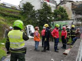 Camioneta rodó por ladera del túnel de la 52