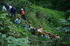 Tres lesionados, entre ellos un menor de edad, en un vehículo que rodó por una ladera en la vía Manizales-Chinchiná