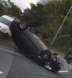 Un vehículo se volcó por la doble calzada Chinchiná-Manizales