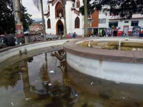 La pila del Parque Caldas está llena de basura