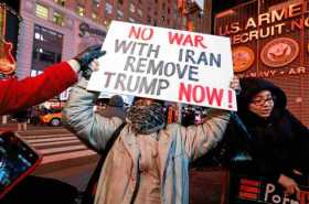 Manifestantes protestaron ayer en Nueva York en contra de una posible guerra entre Estados Unidos e Irán. 