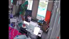 Fotos | Tomadas del video | LA PATRIA El accionar del ladrón dentro de la casa. Se observa cuando se lleva un computador. 