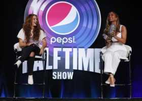 Dos mujeres latinas en el show del Super Bowl 