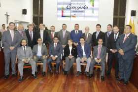 Concejales de Manizales. De pie Diego Tabares, Gonzalo Valencia, Martín Sierra, Julián Osorio, Hernando Marín, Andrés Sierra, Hé