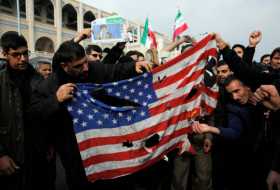 Iraníes queman una bandera estadounidense durante una manifestación para condenar el asesinato de Soleimani después de la ceremo