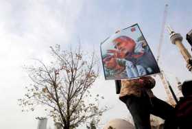 Una persona en Teherán sostiene una foto de Qasem Soleimani durante una protesta contra Estados Unidos. 