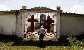 Hurgan en cementerios para hallar desaparecidos
