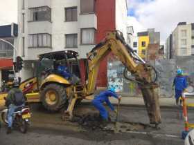 Atienden daño de tubería en la Avenida Santander, cerca de la Clínica de La Presentación