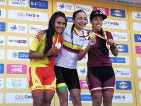 El podio de la categoría élite con María Catalina Gómez (c) con la medalla y la camiseta del tricolor nacional que la identifica