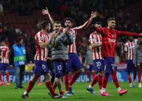 Los jugadores del Atlético de Madrid celebran la victoria con la afición tras el partido que le ganaron al Liverpool el partido 