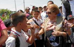 La presidenta de la Comisión Interamericana de Derechos Humanos (CIDH), Esmeralda Arosemena de Troitiño, habla con ciudadanos ve