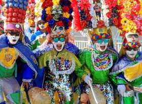 Las comparsas bailaron el tema Pa' que lo viva la gente, canción oficial que sirvió para amenizar las fiestas este año.