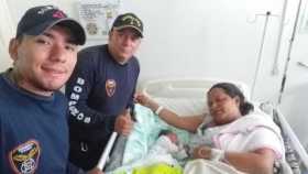 El subteniente Edilson y Yeison pidieron una foto junto a la mamá y el recién nacido. Ella dijo que ellos se portaron como unos 