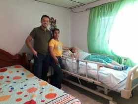 A Danitza le donaron una cama eléctrica en Anserma 