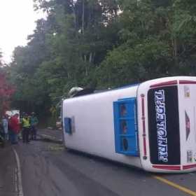 Bus se volcó entre la vía El Crucero y La Quiebra de Santa Bárbara en el municipio de San José 