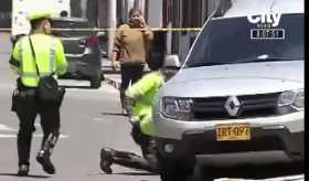 El mismo carro y la misma placa. A la izquierda, después del robo en Palermo. A la derecha, tras la persecución en Bogotá. El au