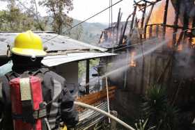 "Gloria a Dios y a los Bomberos", así lo gritó una de las vecinas del sector mientras ellos subían alzada por las escalas a otra