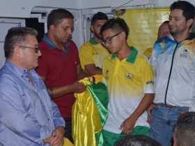 Diego Arango le entrega la bandera de Caldas a Tomás Arias, el capitán del seleccionado que debutará hoy en el Zonal Infantil de