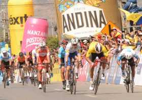El boyacense Juan Sebastián Molano (amarillo) fue el más veloz y ganó ganó en Sogamoso la tercera etapa del Tour Colombia, su se