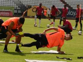 Jhonny Galli (i) y Sebastián Guzmán (32) pelean por un puesto en la formación titular del Once Caldas. 