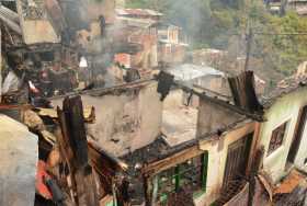 La gente en Sierra Morena busca algo para recuperar del incendio, pero es una práctica riesgosa porque las estructuras quedaron 