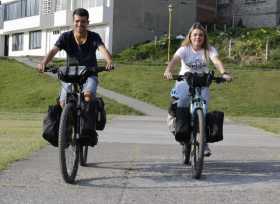 Kerman Ospina y Juliana López adecuaron sus bicicletas con las maletas en las que llevarán los elementos necesarios para el viaj