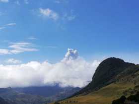 Emisión de gases y ceniza del Volcán Nevado del Ruiz alcanzó 1.000 metros de altura 