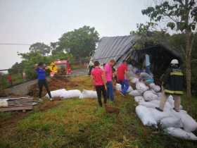 Comunidad y Organismos de Socorro recuperaron camión que casi cae a abismo en Victoria